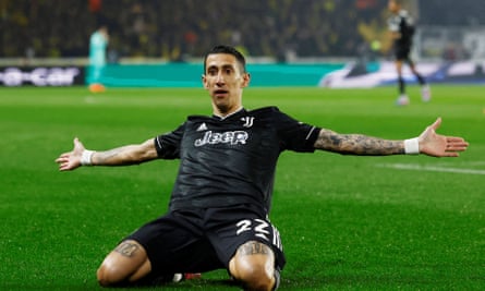 Ángel Di María viert zijn eerste van drie doelpunten tegen Nantes om Juventus naar de Europa League-ronde van 16 te loodsen.