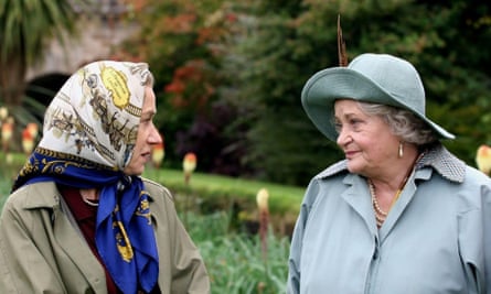 Sylvia Syms with Helen Mirren in The Queen (2006).