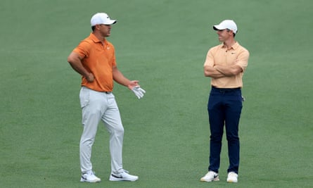Brooks Koepka dan Rory McIlroy, masing-masing LIV dan non-LIV, mengobrol sambil menunggu untuk memainkan pukulan kedua mereka pada tanggal 9 selama latihan pada hari Selasa.
