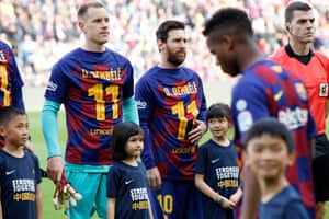 Los jugadores del Barcelona visten una camiseta para el Ousmane Dembélé antes del partido del fin de semana pasado contra el Getafe.