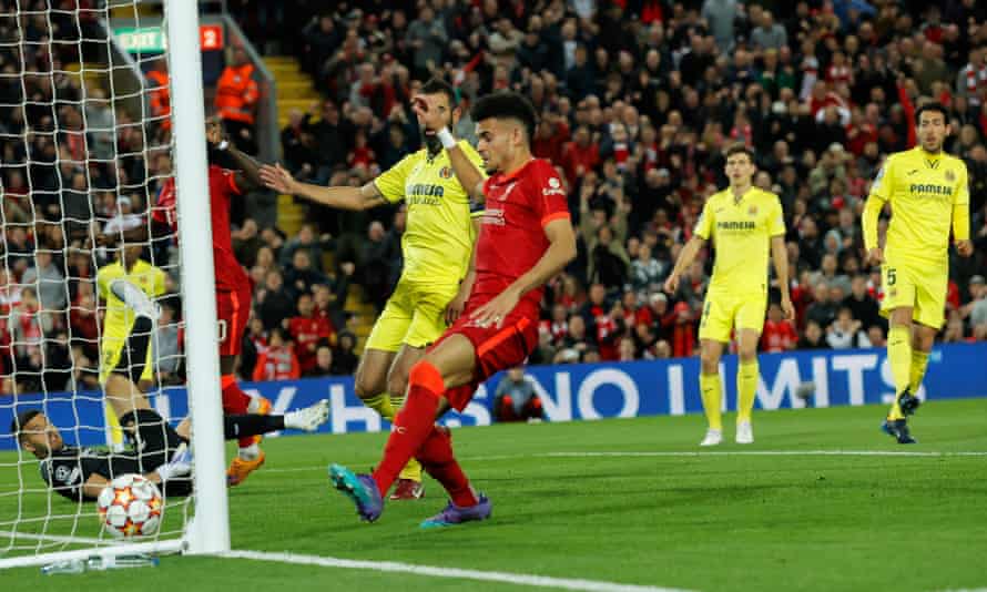Todos os olhos estão voltados para a bola que se dirige para a rede após um cruzamento de Jordan Henderson, capitão do Liverpool, que atingiu Pervis Estopinan, jogador do Villarreal.
