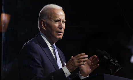 Joe Biden gesticula con ambas manos mientras da un discurso