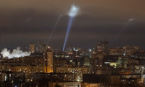Prozhektorët ukrainas kërkojnë dronë mbi Kiev gjatë një sulmi me dron rus në kryeqytet