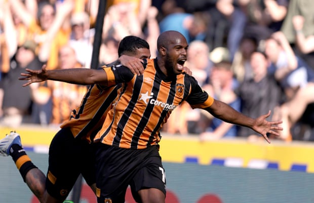 Óscar Estupiñán celebrates grabbing his second goal.