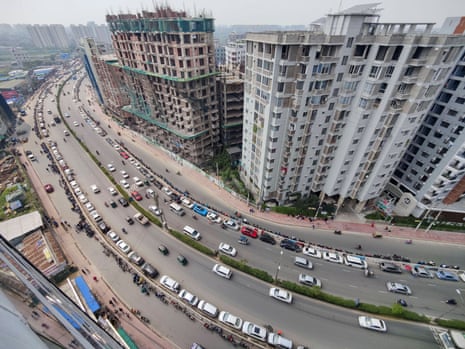 ढाका, बांग्लादेश में 18 अप्रैल, 2026 को ईंधन की कमी की आशंका के बीच लोग ईंधन भरने के लिए पेट्रोल पंपों पर लंबी कतार में इंतजार कर रहे हैं।