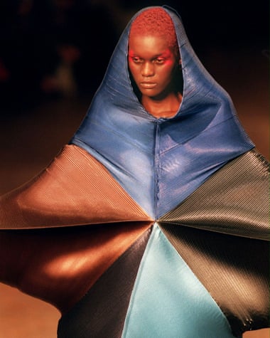 A star-like creation for Issey Miyake during the Fall-Winter 1999-2000 ready-to-wear collections.