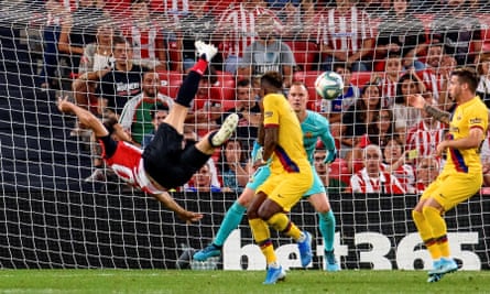 Aritz Aduriz scores a spectacular goal against Barcelona in August 2019
