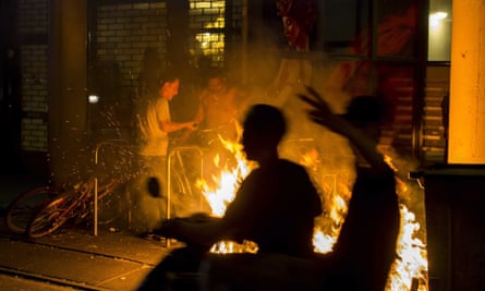 A fire breaks out during the fourth night of demonstrations in The Hague.