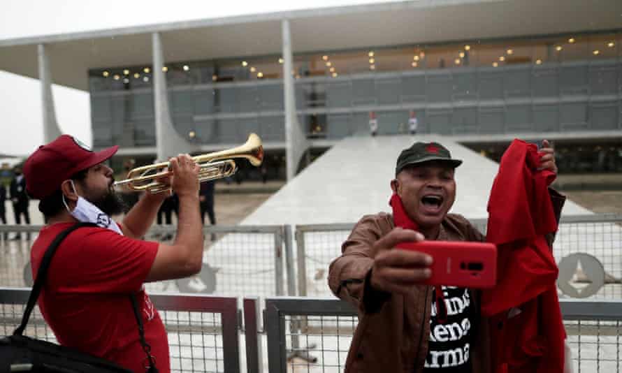 Partidários de Lula comemoram em frente ao palácio presidencial em Brasília na segunda-feira.