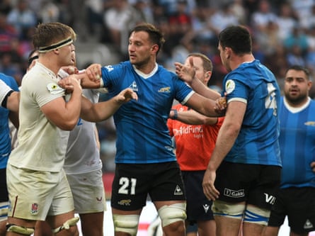 Guy Pepper clashes with Argentina players