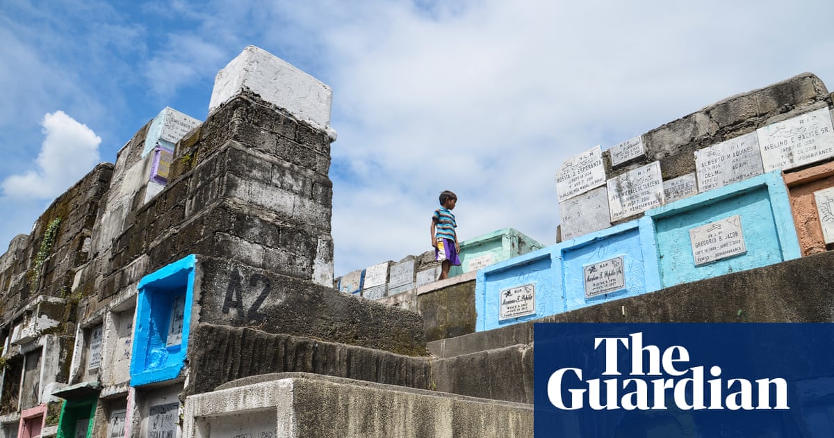 Graveyard Living Inside The Cemetery Slums Of Manila