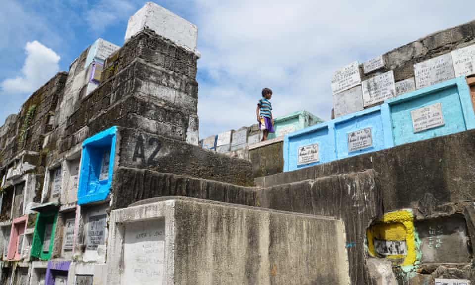 Cemetery Slums: Navotas, Philippines