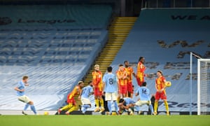 Manchester City’s Kevin De Bruyne curls in a free-kick which is saved by Johnstone.