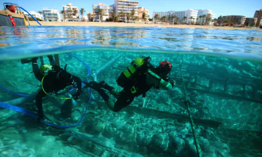 divers under water