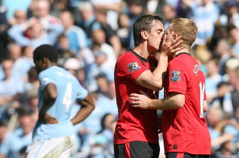 Gary Neville beija Paul Scholes