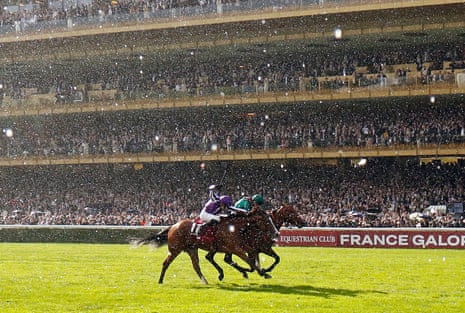 Today's favourite Daryz, far side, beating Minnnie Hauk in last year's Prix de l'Arc Triomphe. What a picture; what a photograph … as Tommy Steele once put it!