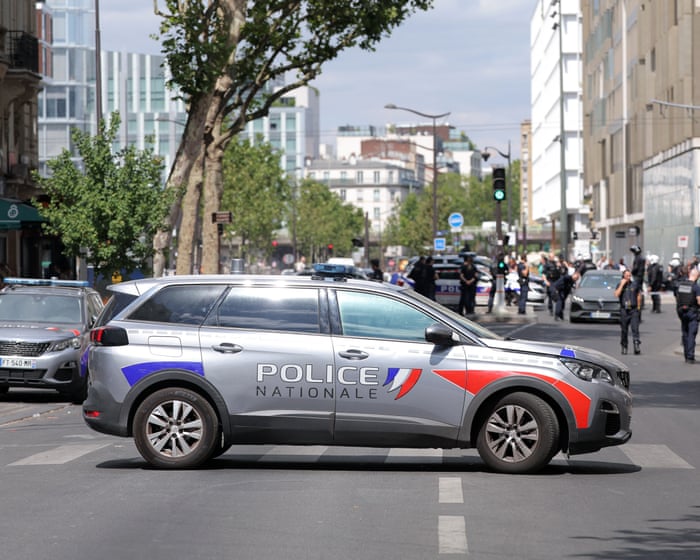 Off-duty police officer detains man who attacked three women with knives in Paris