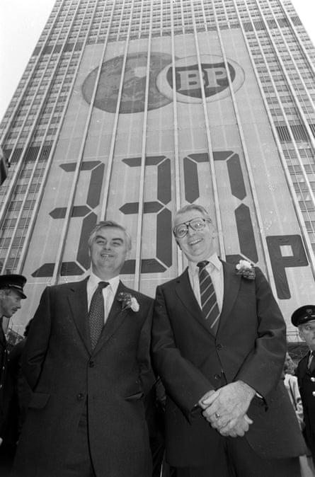 PA NEWS PHOTO 15/10/87 NORMAN LAMONT (LEFT) FINANCIAL SECRETARY TO THE TREASURY AND BP CHAIRMAN SIR PETER WALTERS OUTSIDE BRITANNIC HOUSE IN THE CITY OF LONDON AS A HUGE HOARDING ON THE OUTSIDE OF THE BUILDING REVEALS THE COMPANY’S SHARE PRICE SET AT 330pG4EE2E PA NEWS PHOTO 15/10/87 NORMAN LAMONT (LEFT) FINANCIAL SECRETARY TO THE TREASURY AND BP CHAIRMAN SIR PETER WALTERS OUTSIDE BRITANNIC HOUSE IN THE CITY OF LONDON AS A HUGE HOARDING ON THE OUTSIDE OF THE BUILDING REVEALS THE COMPANY’S SHARE PRICE SET AT 330p