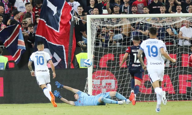 Lautaro Martínez scores Internazionale’s third goal in their 3-1 win against Cagliari