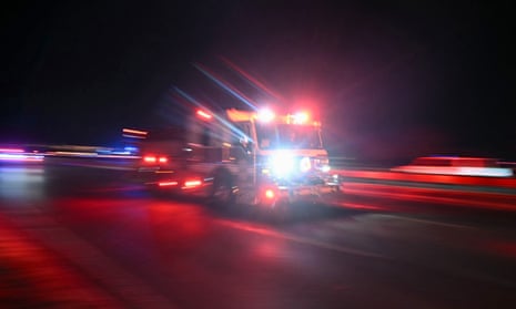 Wóz strażacki zmierza w kierunku rzeki Potomak w pobliżu lotniska Reagan National Airport po katastrofie lotniczej w Waszyngtonie, DC, 29 stycznia 2025 r. Regionalny samolot odrzutowy z Kansas rozbił się w rzece Potomak w Waszyngtonie po zderzeniu w powietrzu z wojskowym śmigłowcem w pobliżu lotniska Reagan National Airport, poinformowali w środę urzędnicy, co spowodowało poważne działania ratownicze i uziemienie wszystkich lotów.