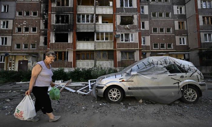 A pistillate   gathers her belongings from a heavy  damaged residential gathering  successful  Saltivka, a bluish   territory  of the 2nd  largest Ukrainian metropolis  of Kharkiv connected  31 July.