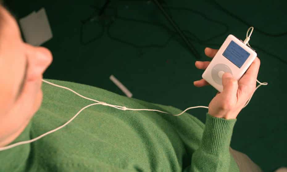 A man listening to an iPod