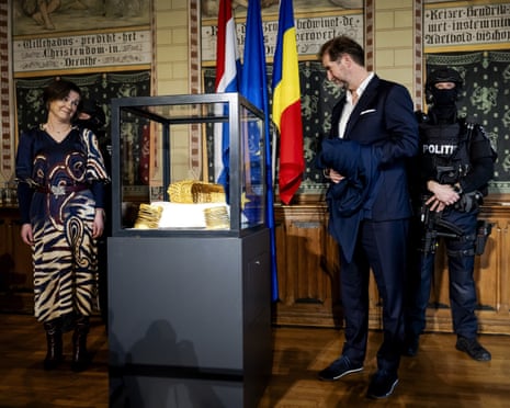 Открытие восстановленного золотого шлема Котофенешть, украденного из музея Дрентса.