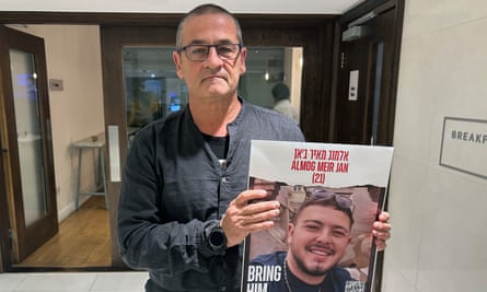 Aviram Meir hält ein Poster seines vermissten Neffen in der Hand
