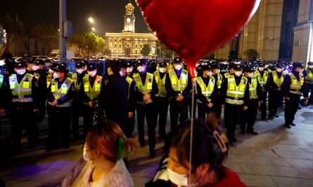 La police de Wuhan, en Chine, garde une zone pour éviter les rassemblements de masse lors des célébrations du Nouvel An