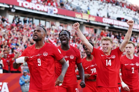 Cyle Larin comemora com os companheiros após marcar o empate do Canadá.