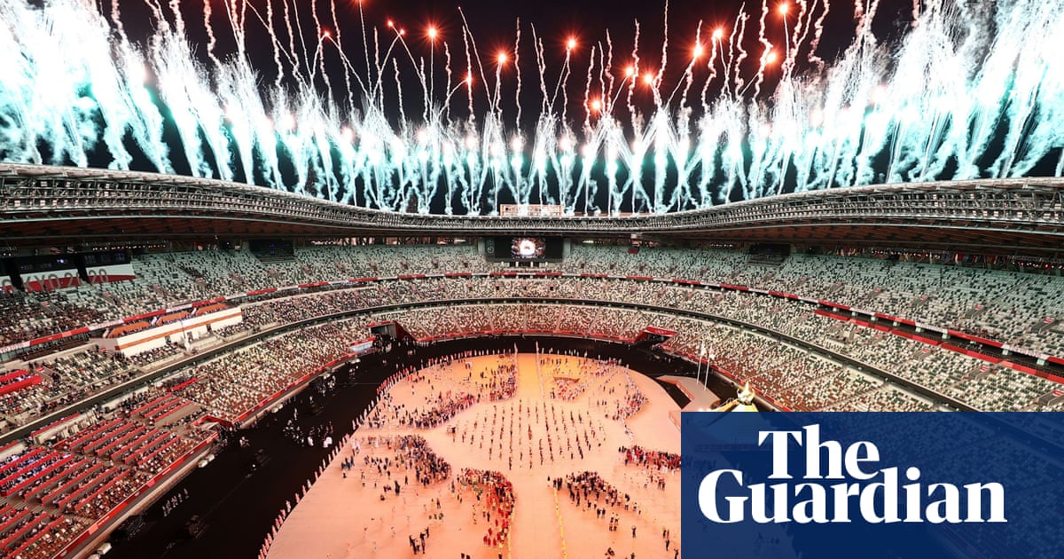 Naomi Osaka provides spark at subdued opening of Tokyo Olympics