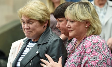 Deux des victimes de Ian Paterson, Patricia Welch, sont parties, et Frances Perks, après que le chirurgien ait été emprisonné pendant 15 ans pour avoir effectué des opérations inutiles.