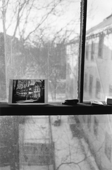 Cambridge, Massachusetts, 1975. Friedlander’s passion for photography emerged early: while still a teenager he moved from Los Angeles to New York to work as a freelance magazine photographer. There, he met Walker Evans and Robert Frank: two luminaries who helped a young Friedlander realize the creative potential of the medium. The postcard on this window sash is from Evans’s American Photographs, made in Boston in 1930 – a quiet nod to his mentor and friend.