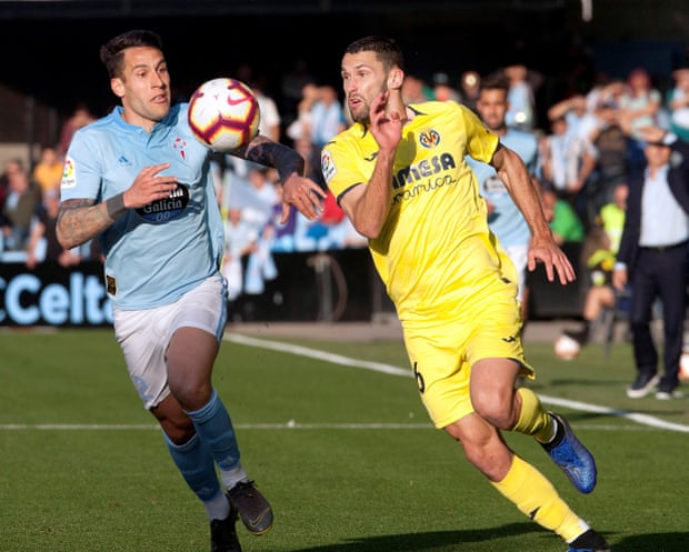 Celta defender Hugo Mallo, left, vies for the ball against Villarreal’s Alfonso Pedraza.
