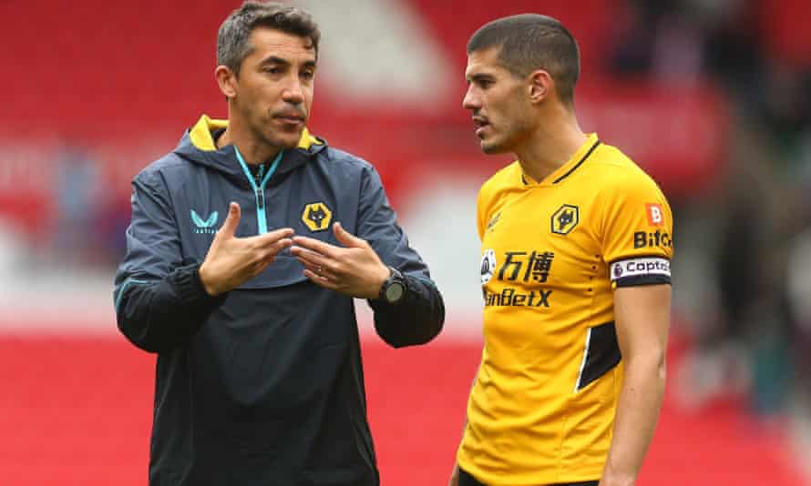 Bruno Lage with the Wolves centre-back Conor Coady