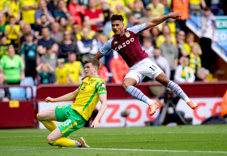 Ollie Watkinsas „Aston Villa“ pirmauja „Premier“ lygos rungtynėse namuose su „Norwich“.