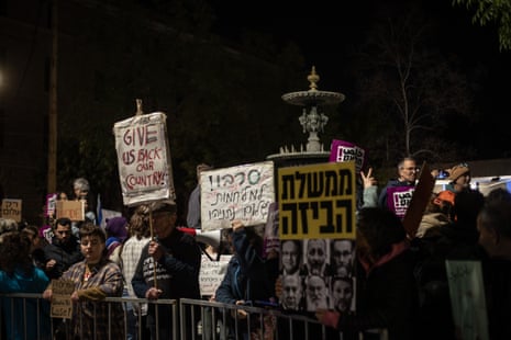 04 अप्रैल, 2026 को पश्चिम येरुशलम में ईरान पर अमेरिकी और इजरायली हमलों का विरोध करने के लिए इजरायली लोग हमलों की निंदा करने वाली तख्तियां लेकर पेरिस स्क्वायर पर इकट्ठा हुए और नारे लगाए।