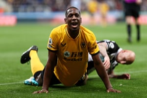 Willy Boly reacts to a foul from Jonjo Shelvey
