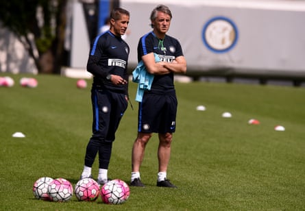 Sylvinho working with Roberto Mancini at Internazionale in April 2016.