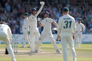 Ben Stokes y Jack Leach celebran ganar el partido durante el día cuatro en Headingley.