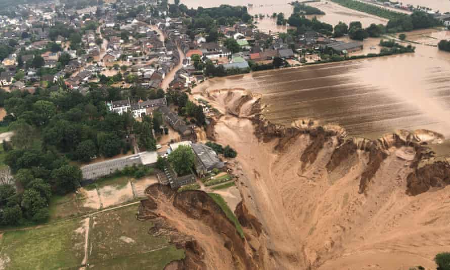 Um enorme poço foi aberto em uma pedreira ao sul de Blissime