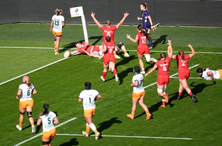 Alysha Corrigan scores Canada’s second try against Australia.