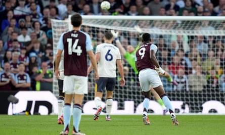 Jhon Durán scores Aston Villa’s winning against Everton.