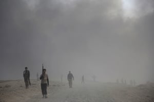 Iraqi soldiers advance towards Mosul
