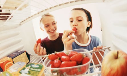children eating from a fridge