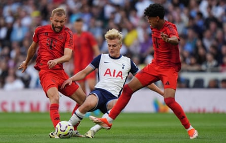 Tottenham’s Lucas Bergvall fights for the ball between two Bayern Munich players.