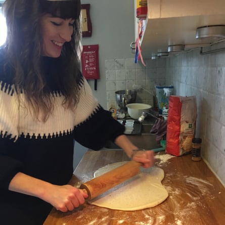 Leah Harper baking cinnamon buns at Anna’s place in Norsesund.