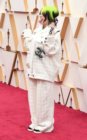 Billie Eilish arrives in head-to-fingertips Chanel. Had trouble opening doors, though.