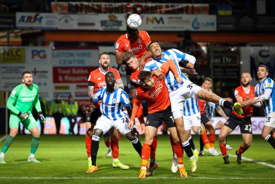 Cameron Jerome de Luton a la tête claire.