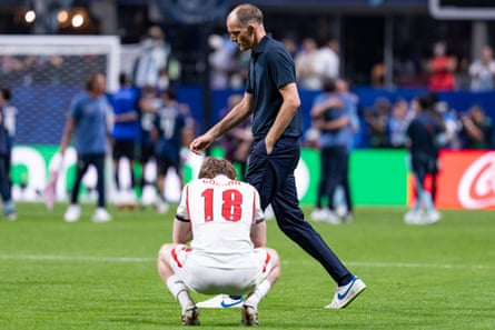 Thomas Tuchel passa accanto ad Anthony Gordon, uno dei giocatori che ha sostituito, dopo la sconfitta dell'Inghilterra.